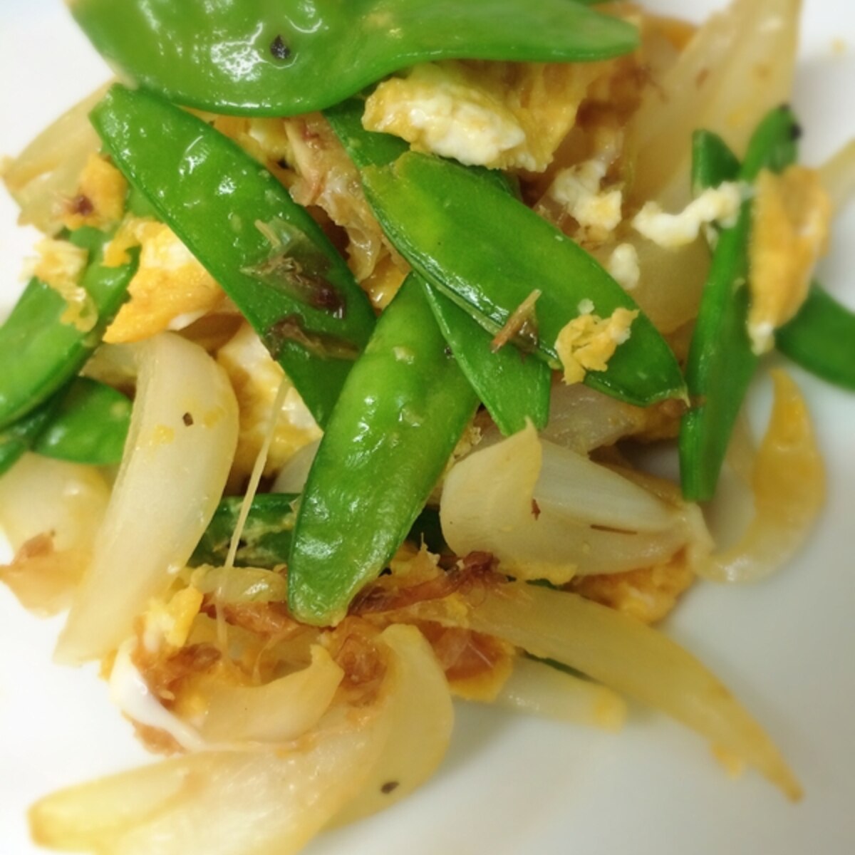 お弁当にも 新玉ねぎと絹さやと卵のかつお醤油炒め レシピ 作り方 By Ajisai624 楽天レシピ